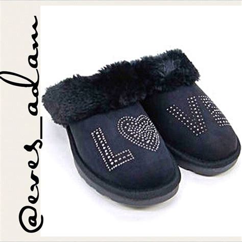 Black fur lined slippers | Clothes design, Fashion design, Fashion tips