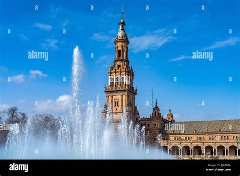 Brunnen auf der Plaza de España in Sevilla, Andalusien, Spanien | the ...