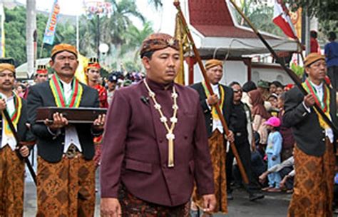 Traditional Ceremony Trenggalek : Trenggalek Anniversary - Larung Semboyo Ceremony - Bagong Dam ...