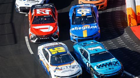 Martin Truex Jr. charges late to win Clash at the Coliseum - Yahoo Sports