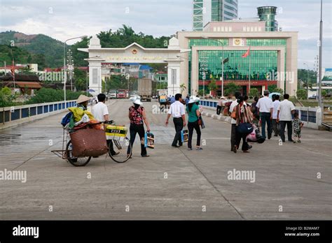 The border crossing from China to Vietnam at Hekou, Yunnan, China Stock ...