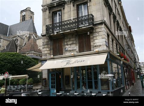 Paris, Cafe in Old Building facing the Seine Stock Photo - Alamy