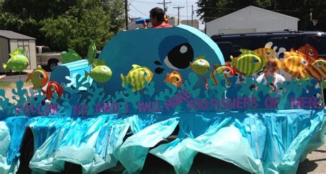 there is a float made to look like an ocean theme with fish and bubbles ...