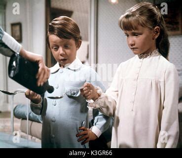 MARY POPPINS (1964) KAREN DOTRICE, GLYNIS JOHNS, MATTHEW GARBER, DAVID TOMLINSON CREDIT DISNEY ...