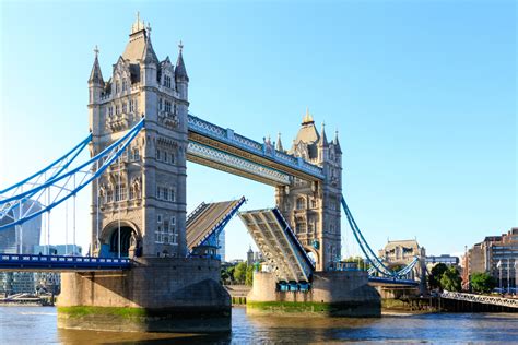 Bascule bridge definition and meaning | Collins English Dictionary