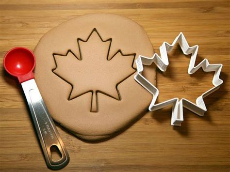 32 Gift Ideas For The Canadian In Your Life | Maple leaf cookies ...