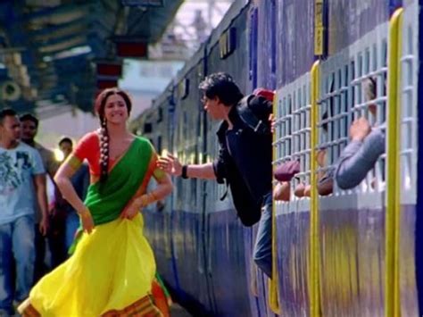 Shahrukh Khan Train Scene | Shahrukh Khan Train | Shahrukh Khan Train Movies - Filmibeat