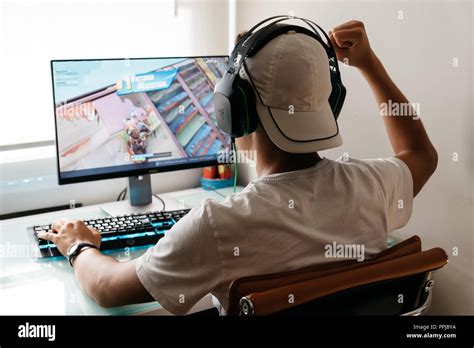 Boy playing fortnite hi-res stock photography and images - Alamy