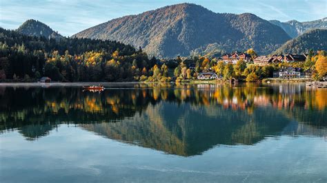 Sunny autumn landscape at alpine lake, Gosausee, Vorderer Lake, Austria ...