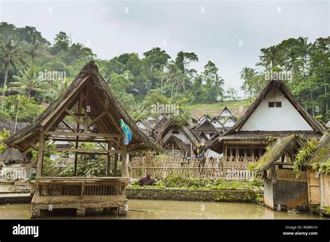 gambar rumah adat kampung naga - Paul Short