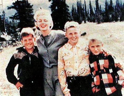 Marilyn with children - Marilyn Monroe Photo (35548407) - Fanpop