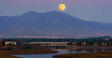 How to Photograph a Moonrise and Moonset | PetaPixel