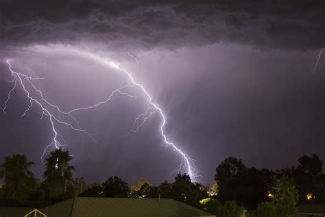 Dry thunderstorm - Wikipedia