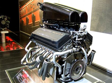 File:Mclaren-f1-1996-engine-v12-s70-02 (1).jpg - Wikimedia Commons