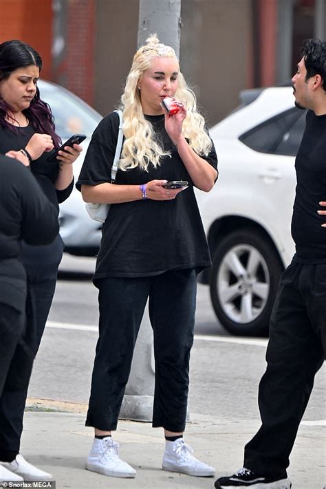 Amanda Bynes spotted vaping during break from manicurist school as she retrains for license ...