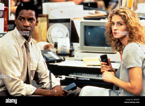 THE PELICAN BRIEF (1993) DENZEL WASHINGTON, JULIA ROBERTS PLB 028 Stock Photo - Alamy