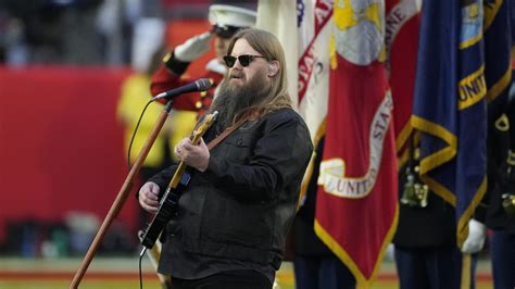 Chris Stapleton brings crowd to tears with Super Bowl national anthem