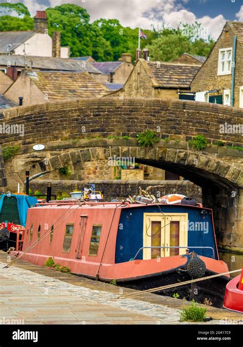 Skipton canal basin hi-res stock photography and images - Alamy