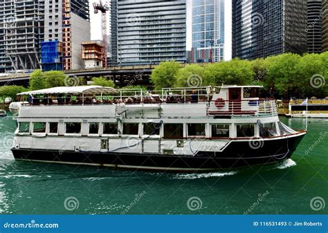 Chicago River Cruise Boat editorial stock photo. Image of packed - 116531493