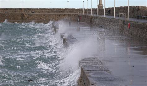 Gale force winds expected in coastal areas before temperatures soar next week - Extra.ie