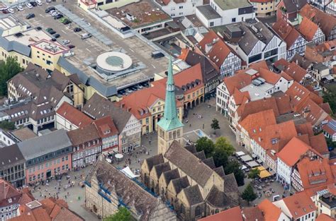 Hameln aus der Vogelperspektive: Kirchengebäude St. Nicolai im Altstadt- Zentrum in Hameln im ...