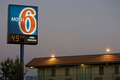 Motel 6 Just Left the Light on for ICE - Bloomberg