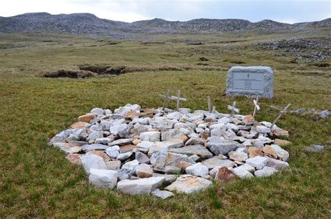 Air crash site with gravestone © Jim Barton cc-by-sa/2.0 :: Geograph Britain and Ireland