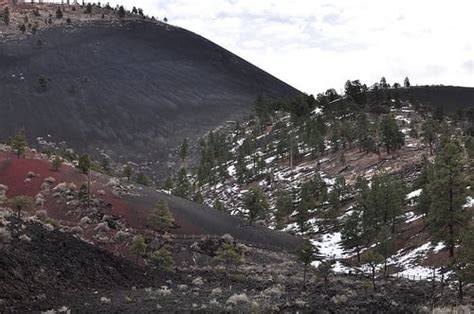 Lava Flow Trail at Sunset Crater Volcano National Monument in Flagstaff ...