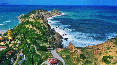 The unique moss-covered rocks of Eo Gio bay | Old Quarter Travel