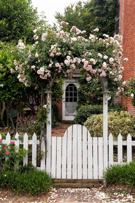 27 Beautiful Flower Garden Gate Ideas to Add Curb Appeal to Your Home