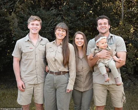 Bindi Irwin fans go wild over sweet family photo amid pregnancy rumors | Daily Mail Online