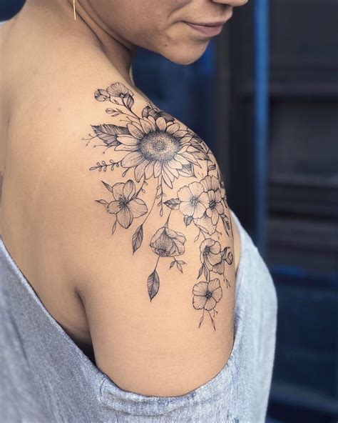 𝙽𝚘𝚝𝚑𝚒𝚗𝚐 𝚠𝚒𝚕𝚍 •` ´ no Instagram: “I could do flowers on shoulders all day … | Tatuagens femininas ...