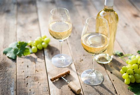 A Guide to White Wine for Beginners | Robinette's Winery