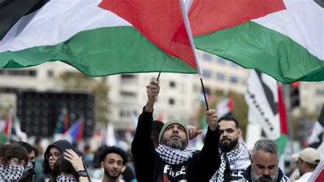 Photos: Tens of thousands march in Washington, D.C. to call for Gaza ...