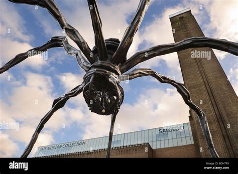 Sculpture "Mother" by Louise Bourgeois of a giant spider in front of ...