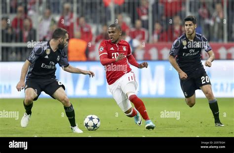 Douglas Costa, Bayern Munich (centre Stock Photo - Alamy