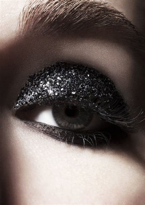 15 Eye Makeup Ideas Involving Glitter