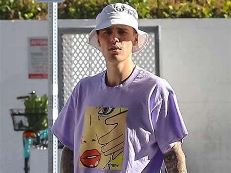 Justin Bieber Perfects Artful Slacker Style In Crocs | Vogue