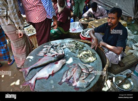 Bangladeshi man fish market hi-res stock photography and images - Alamy