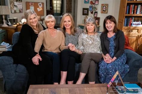 Mom: Cast & Guests of Cancelled CBS Sitcom Say Goodbye - canceled ...