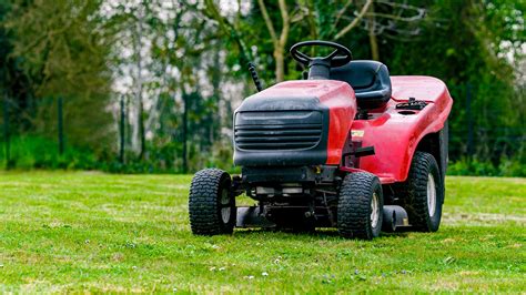 How Much Gasoline Does A Riding Lawn Mower Use?