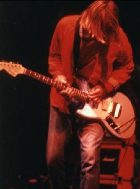 Kurt Cobain playing Fender Jag-Stang | Kurt cobain, Nirvana guitar, Guitar