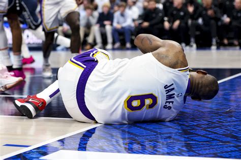 Lakers' LeBron James may miss extended time with foot injury