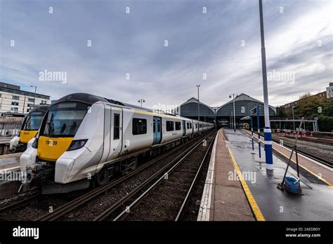 A train in Brighton Station Stock Photo - Alamy