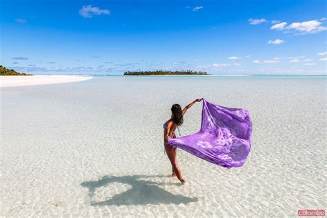 - Tourist couple on Honeymoon Island, Aitutaki, Cook Islands | Royalty ...