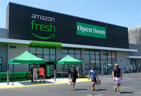 Amazon grocery in Woodland Hills offers sneak peek to select customers ...