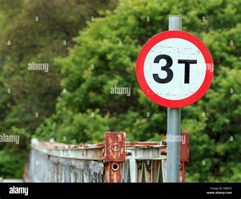 Circular 3 ton weight limit sign Stock Photo - Alamy