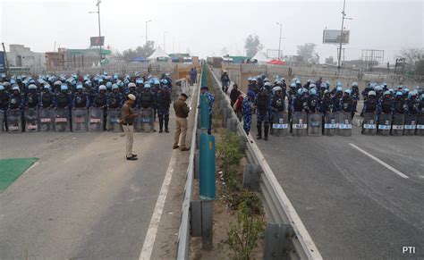 Farmers Protests: Human Chain, Barbed Wire: Delhi's Border Areas ...