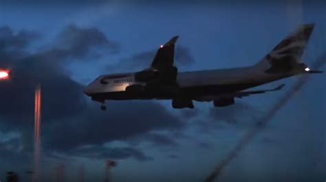 VIDEO: Boeing 747 makes emergency landing on two wheels - Logistics ...