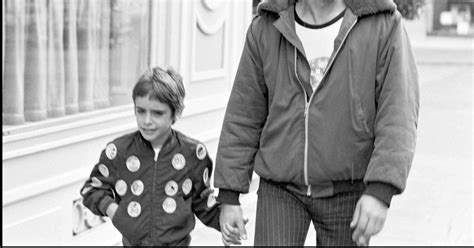 Alain Delon et son fils Anthony à Paris en 1972. - Purepeople